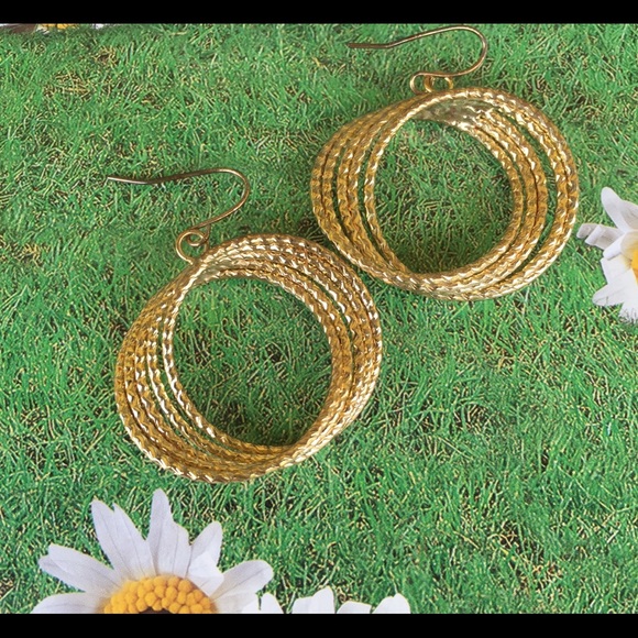 Twist earrings gold color fashion - Picture 3 of 3